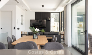 Villa moderne clé en main à vendre dans un quartier de golf prisé à proximité du centre d’Estepona 799472 