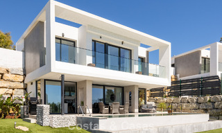 Villa moderne clé en main à vendre dans un quartier de golf prisé à proximité du centre d’Estepona 799473 