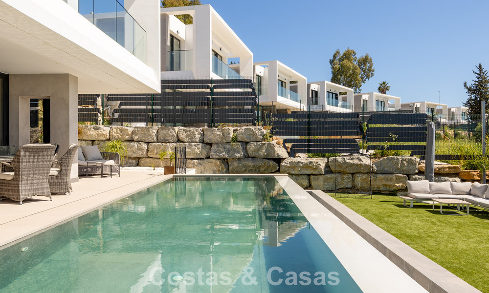 Villa moderne clé en main à vendre dans un quartier de golf prisé à proximité du centre d’Estepona 799474