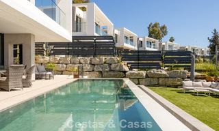 Villa moderne clé en main à vendre dans un quartier de golf prisé à proximité du centre d’Estepona 799474 