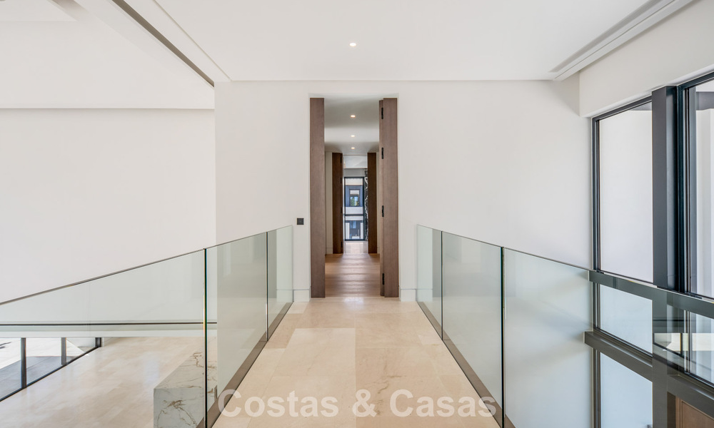 Nouvelle villa architecturale moderne avec vue imprenable sur la mer à vendre sur le Golden Mile de Marbella 799304