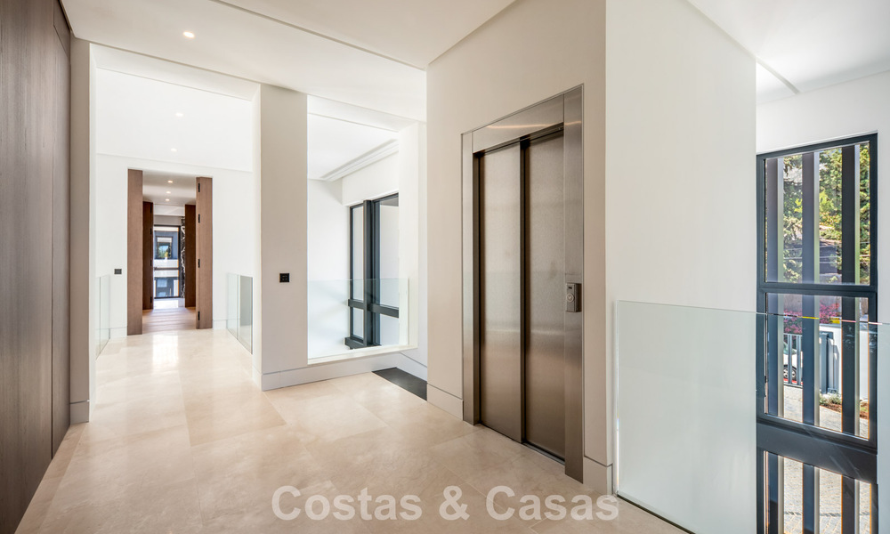 Nouvelle villa architecturale moderne avec vue imprenable sur la mer à vendre sur le Golden Mile de Marbella 799305