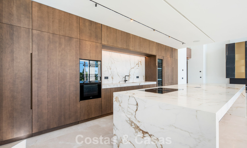 Nouvelle villa architecturale moderne avec vue imprenable sur la mer à vendre sur le Golden Mile de Marbella 799320