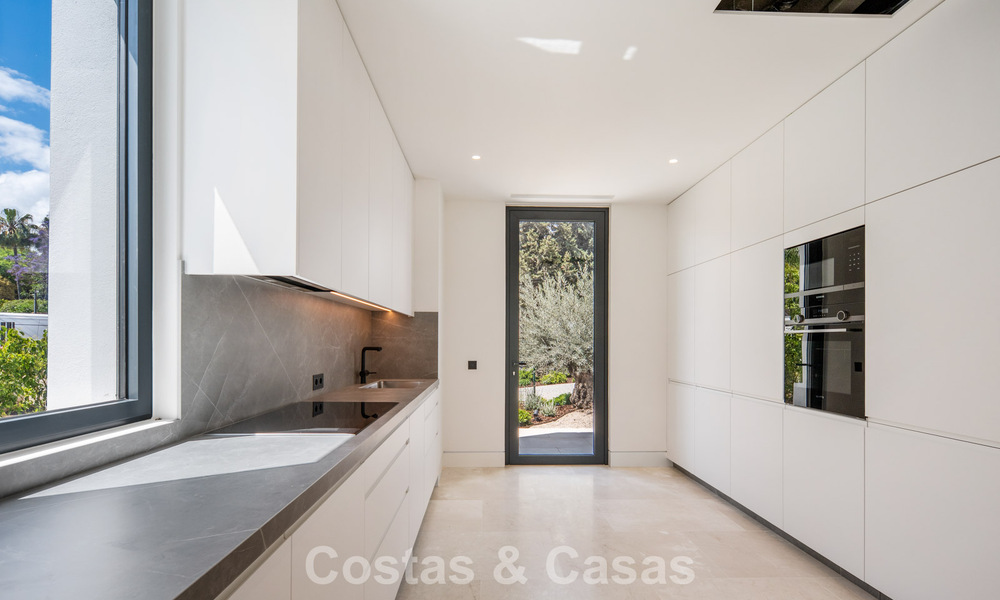 Nouvelle villa architecturale moderne avec vue imprenable sur la mer à vendre sur le Golden Mile de Marbella 799350