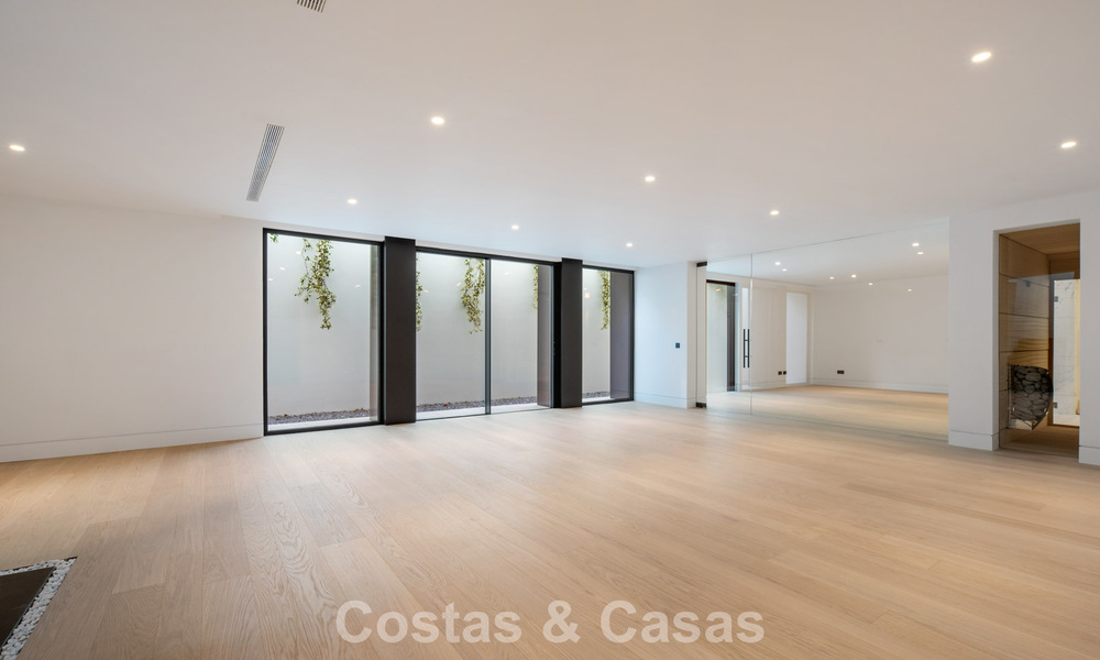 Nouvelle villa architecturale moderne avec vue imprenable sur la mer à vendre sur le Golden Mile de Marbella 799364
