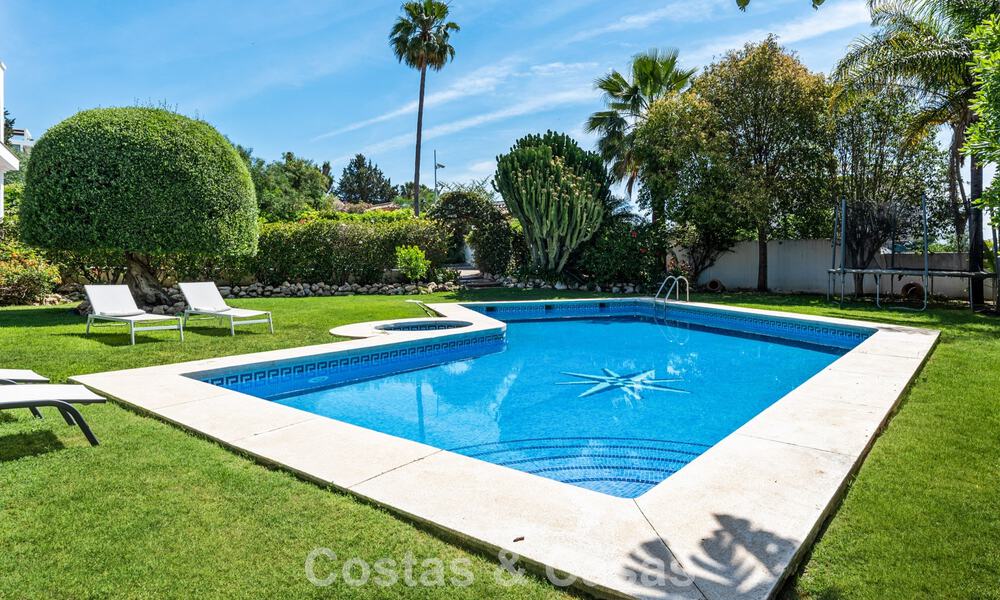 Villa de luxe espagnole intemporelle avec grand jardin et piscine à vendre dans les collines de Marbella - Benahavís 799373