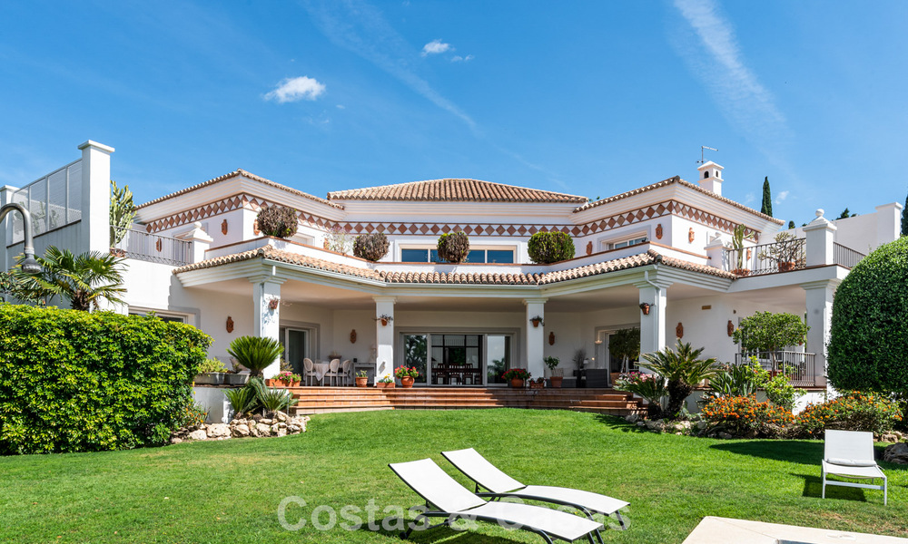 Villa de luxe espagnole intemporelle avec grand jardin et piscine à vendre dans les collines de Marbella - Benahavís 799374