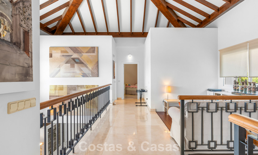 Villa de luxe espagnole intemporelle avec grand jardin et piscine à vendre dans les collines de Marbella - Benahavís 799375