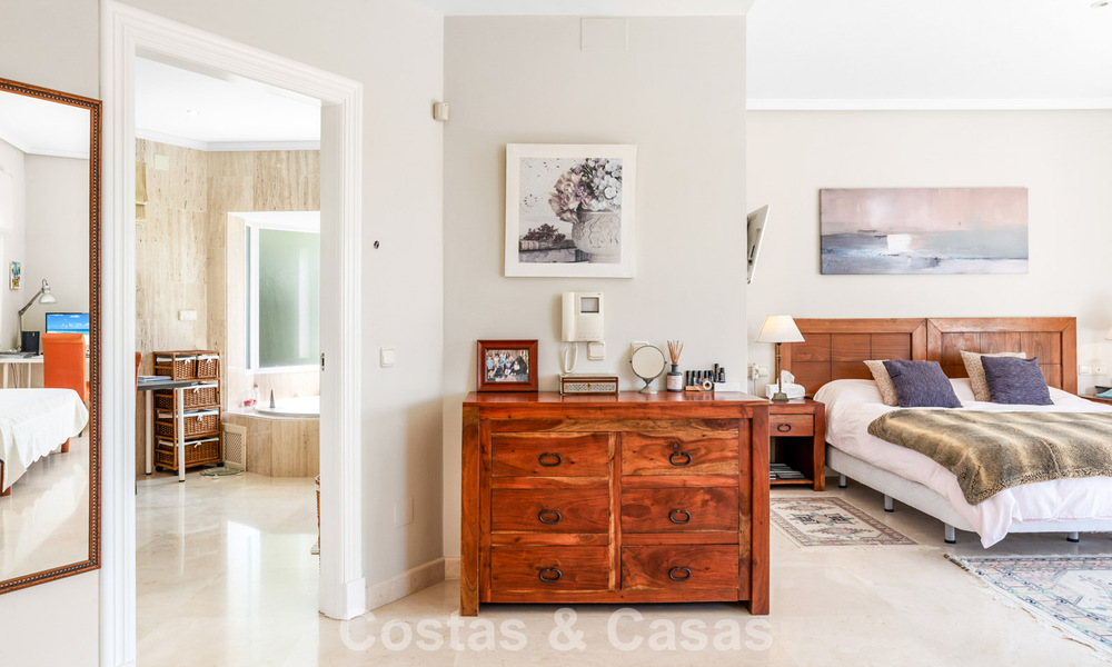 Villa de luxe espagnole intemporelle avec grand jardin et piscine à vendre dans les collines de Marbella - Benahavís 799380