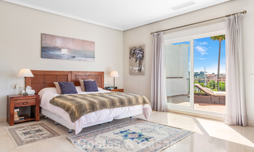 Villa de luxe espagnole intemporelle avec grand jardin et piscine à vendre dans les collines de Marbella - Benahavís 799381