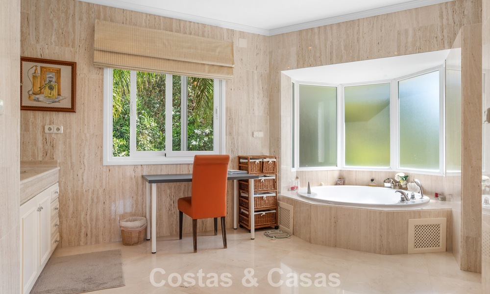 Villa de luxe espagnole intemporelle avec grand jardin et piscine à vendre dans les collines de Marbella - Benahavís 799384