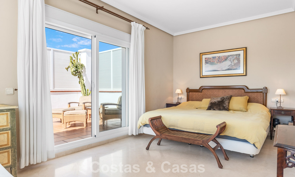 Villa de luxe espagnole intemporelle avec grand jardin et piscine à vendre dans les collines de Marbella - Benahavís 799388