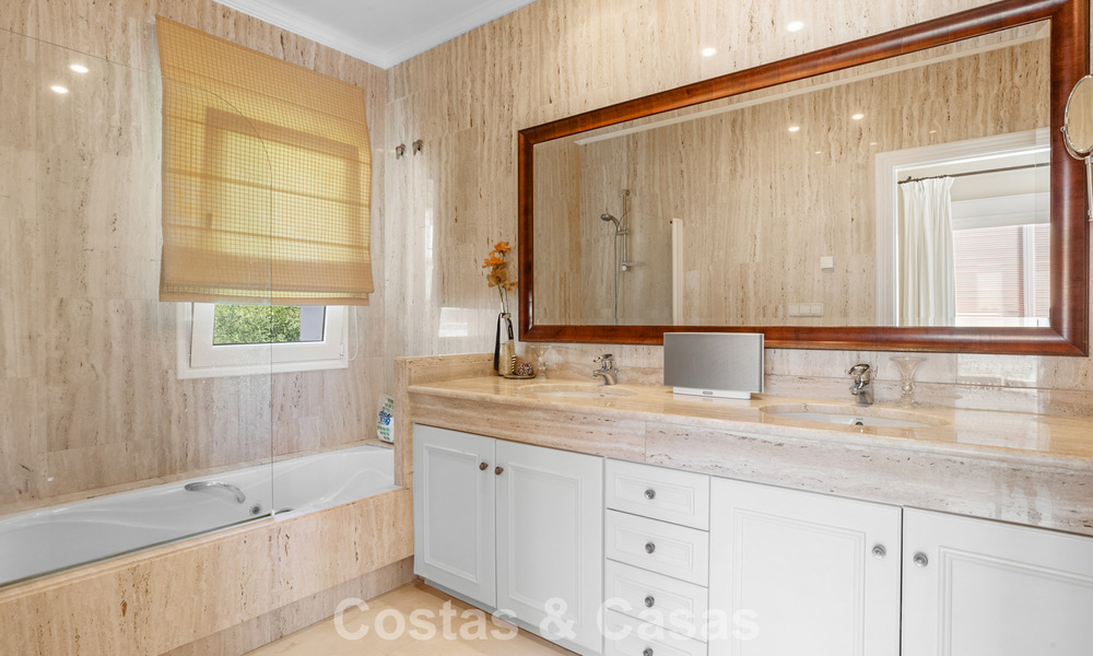 Villa de luxe espagnole intemporelle avec grand jardin et piscine à vendre dans les collines de Marbella - Benahavís 799389