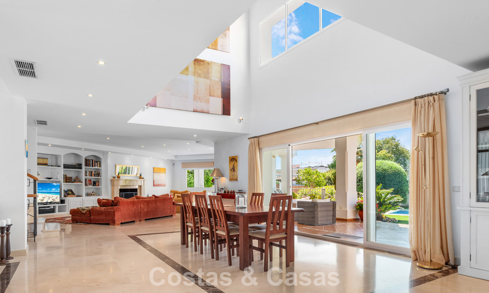 Villa de luxe espagnole intemporelle avec grand jardin et piscine à vendre dans les collines de Marbella - Benahavís 799397