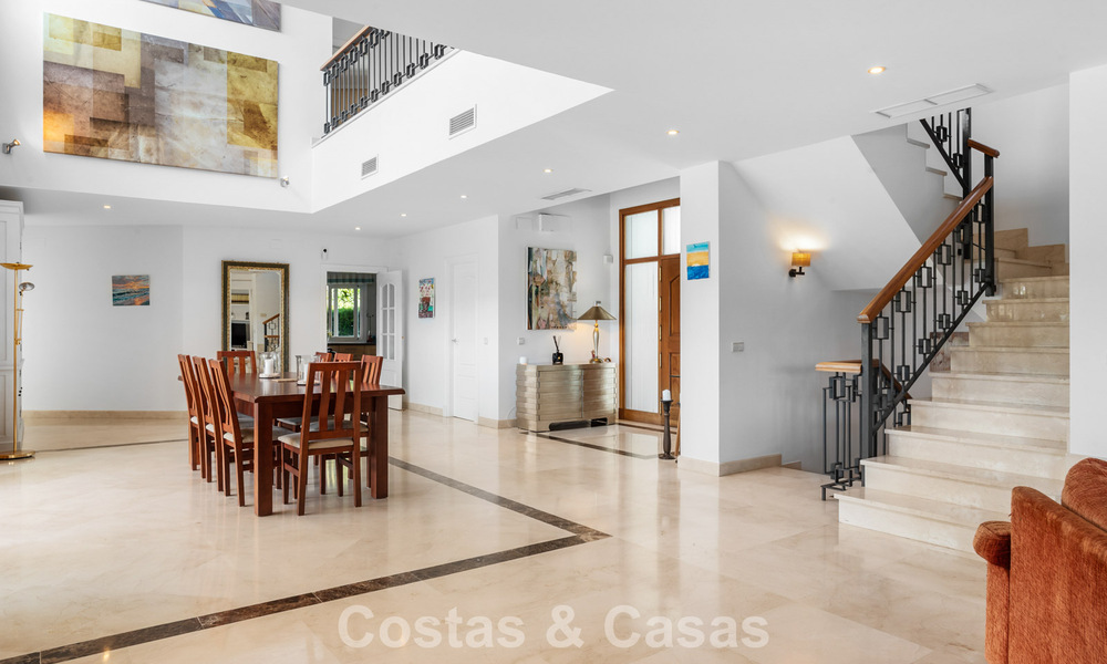 Villa de luxe espagnole intemporelle avec grand jardin et piscine à vendre dans les collines de Marbella - Benahavís 799398