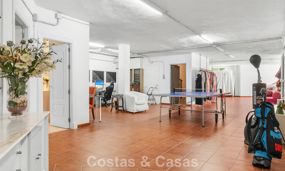 Villa de luxe espagnole intemporelle avec grand jardin et piscine à vendre dans les collines de Marbella - Benahavís 799405