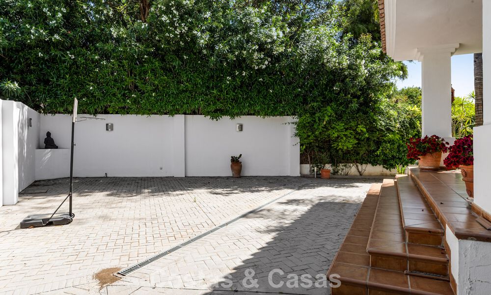 Villa de luxe espagnole intemporelle avec grand jardin et piscine à vendre dans les collines de Marbella - Benahavís 799415