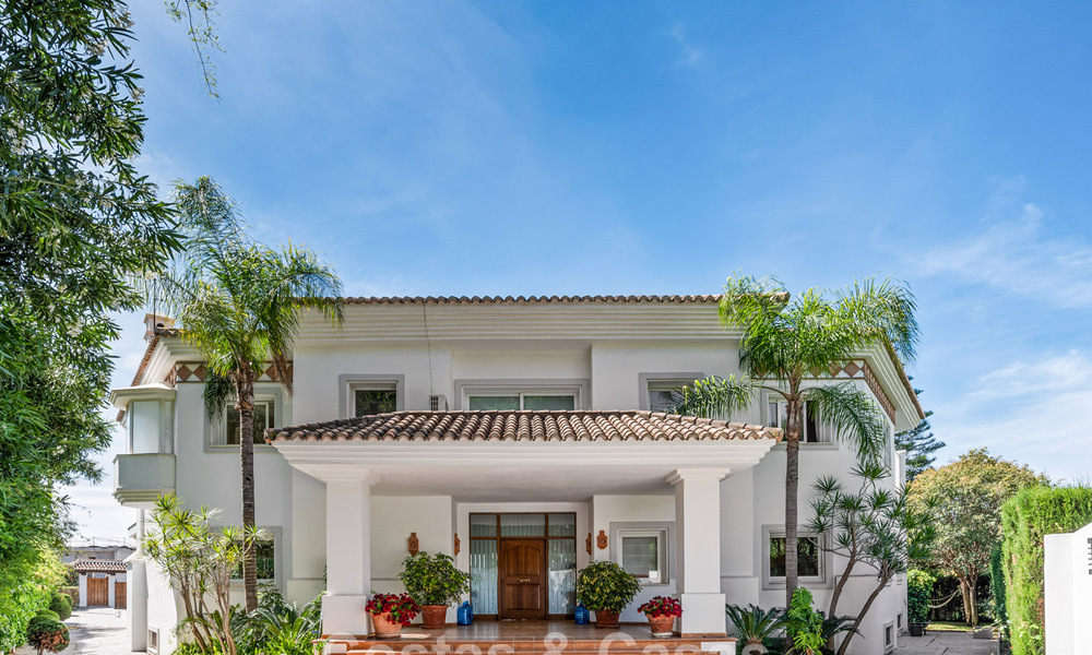 Villa de luxe espagnole intemporelle avec grand jardin et piscine à vendre dans les collines de Marbella - Benahavís 799416
