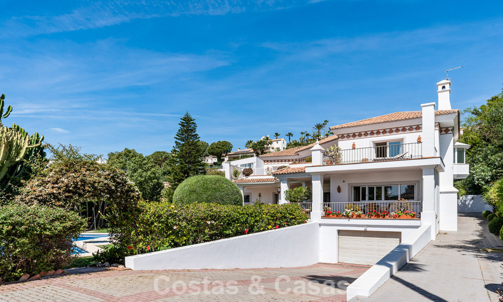 Villa de luxe espagnole intemporelle avec grand jardin et piscine à vendre dans les collines de Marbella - Benahavís 799417