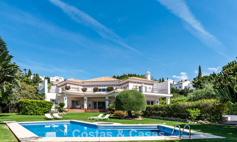 Villa de luxe espagnole intemporelle avec grand jardin et piscine à vendre dans les collines de Marbella - Benahavís 799420