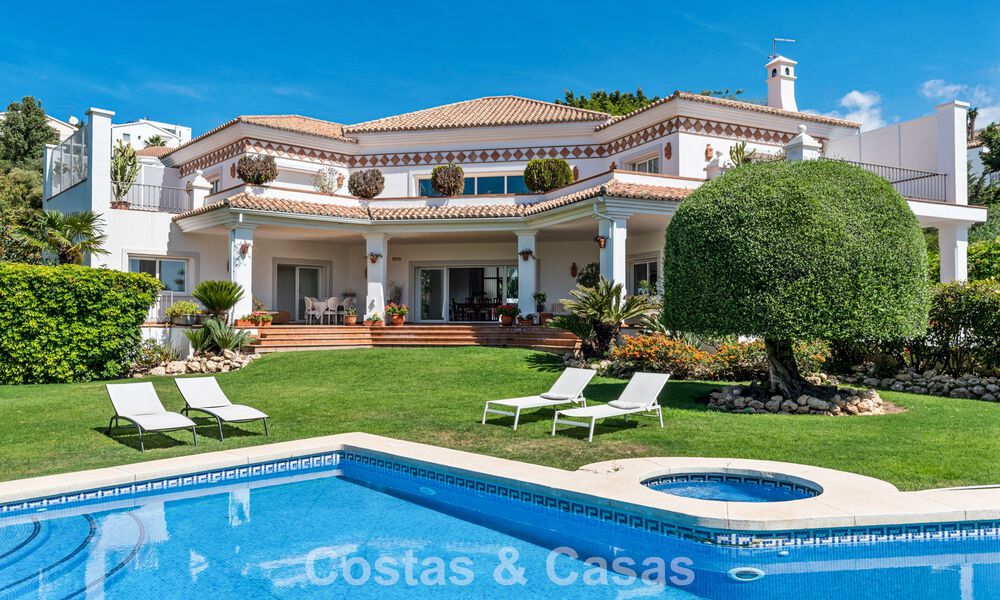 Villa de luxe espagnole intemporelle avec grand jardin et piscine à vendre dans les collines de Marbella - Benahavís 799421