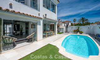 Villa méditerranéenne modernisée et prête à emménager à vendre à quelques mètres de la plage entre Marbella et Estepona 799606 