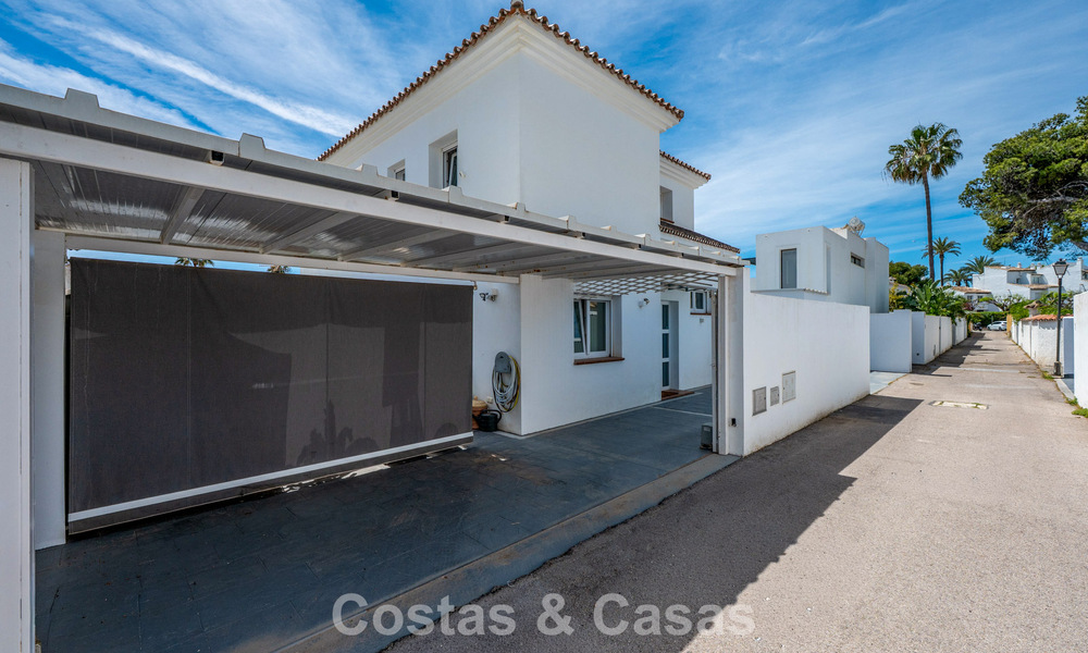 Villa méditerranéenne modernisée et prête à emménager à vendre à quelques mètres de la plage entre Marbella et Estepona 799607