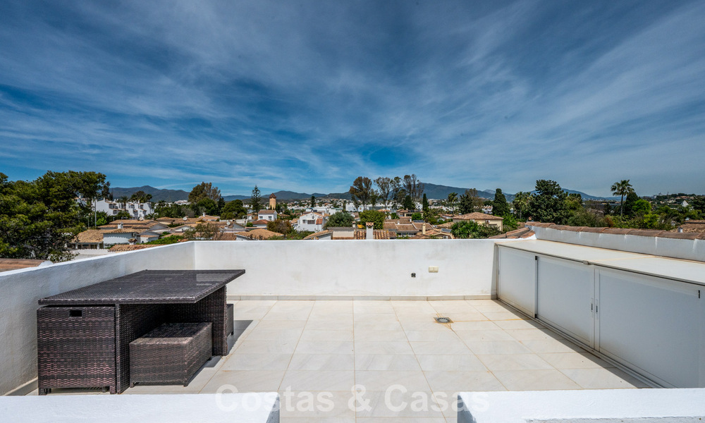Villa méditerranéenne modernisée et prête à emménager à vendre à quelques mètres de la plage entre Marbella et Estepona 799608