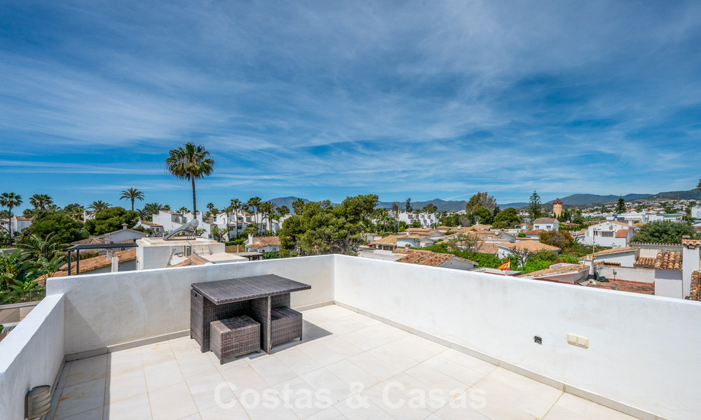 Villa méditerranéenne modernisée et prête à emménager à vendre à quelques mètres de la plage entre Marbella et Estepona 799609