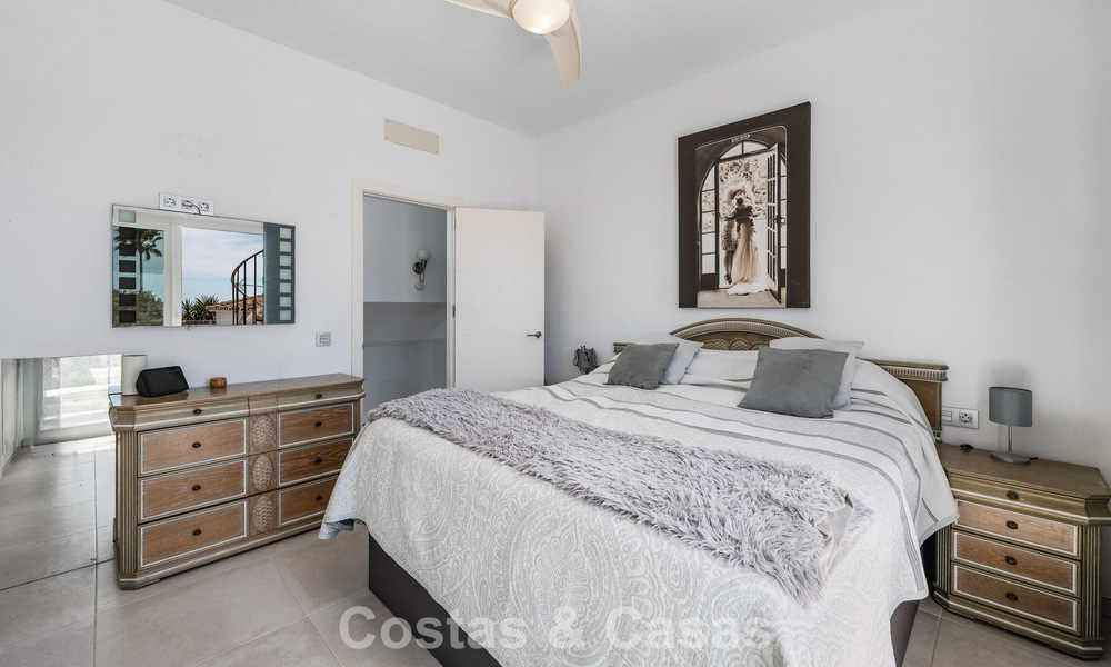 Villa méditerranéenne modernisée et prête à emménager à vendre à quelques mètres de la plage entre Marbella et Estepona 799613