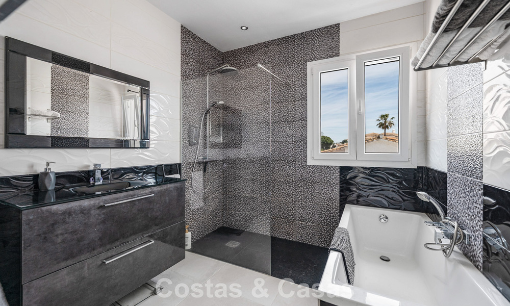 Villa méditerranéenne modernisée et prête à emménager à vendre à quelques mètres de la plage entre Marbella et Estepona 799619