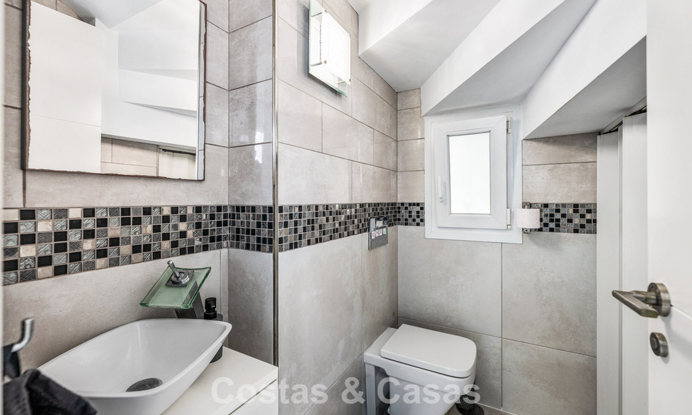 Villa méditerranéenne modernisée et prête à emménager à vendre à quelques mètres de la plage entre Marbella et Estepona 799620