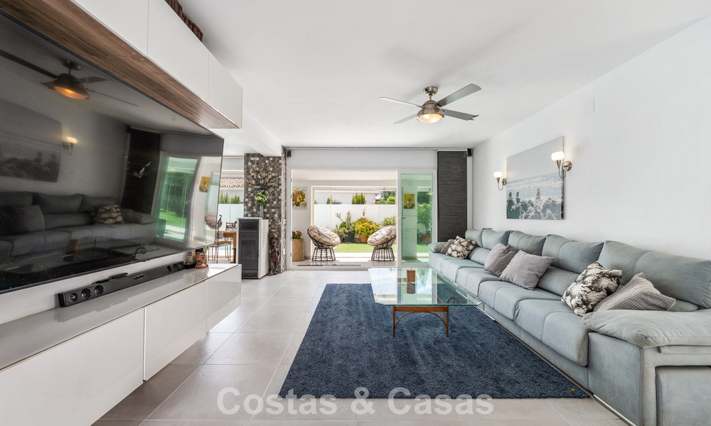 Villa méditerranéenne modernisée et prête à emménager à vendre à quelques mètres de la plage entre Marbella et Estepona 799621