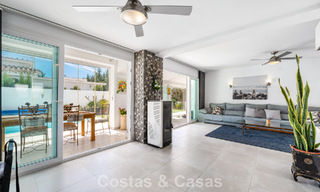 Villa méditerranéenne modernisée et prête à emménager à vendre à quelques mètres de la plage entre Marbella et Estepona 799623 