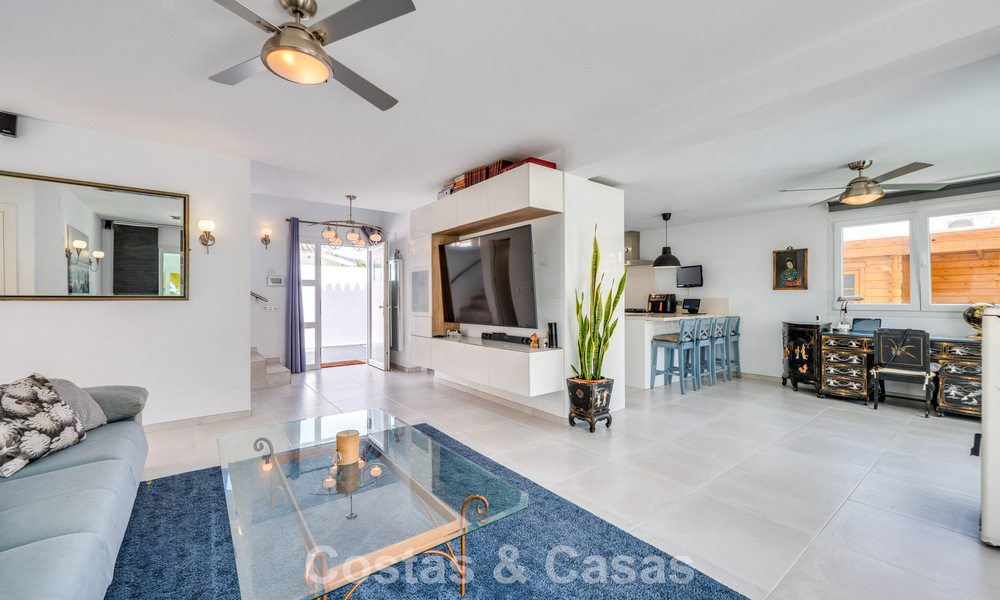 Villa méditerranéenne modernisée et prête à emménager à vendre à quelques mètres de la plage entre Marbella et Estepona 799625