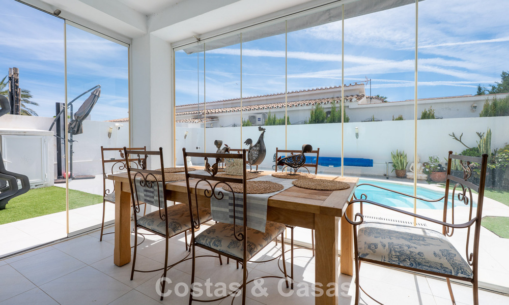 Villa méditerranéenne modernisée et prête à emménager à vendre à quelques mètres de la plage entre Marbella et Estepona 799627