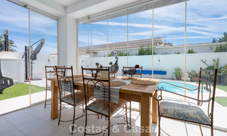 Villa méditerranéenne modernisée et prête à emménager à vendre à quelques mètres de la plage entre Marbella et Estepona 799627 