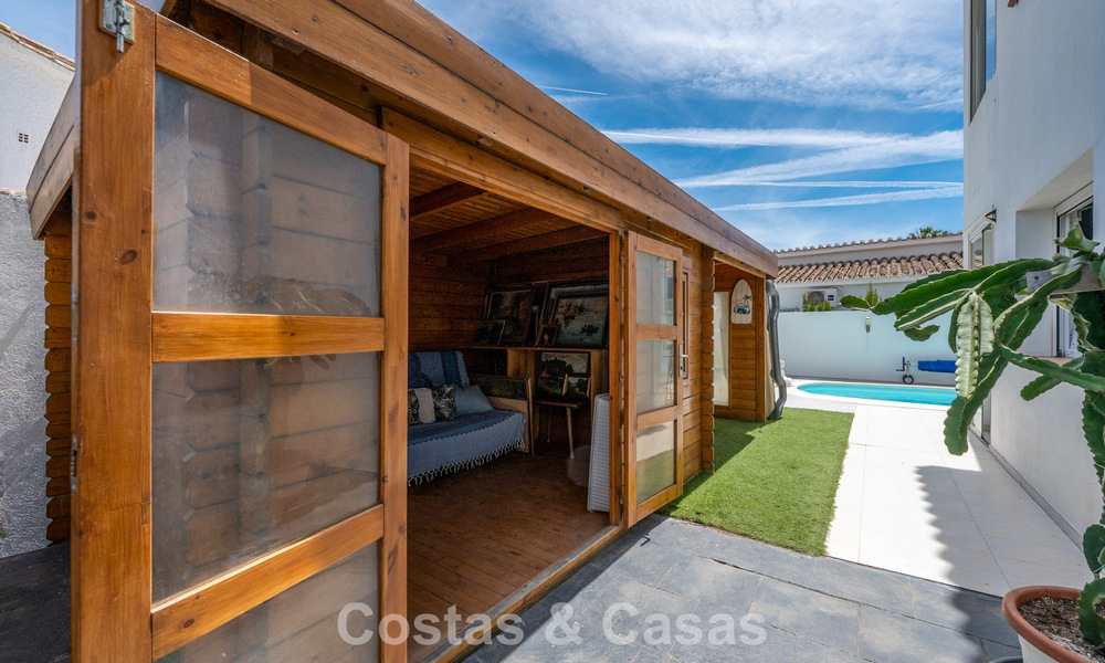 Villa méditerranéenne modernisée et prête à emménager à vendre à quelques mètres de la plage entre Marbella et Estepona 799628