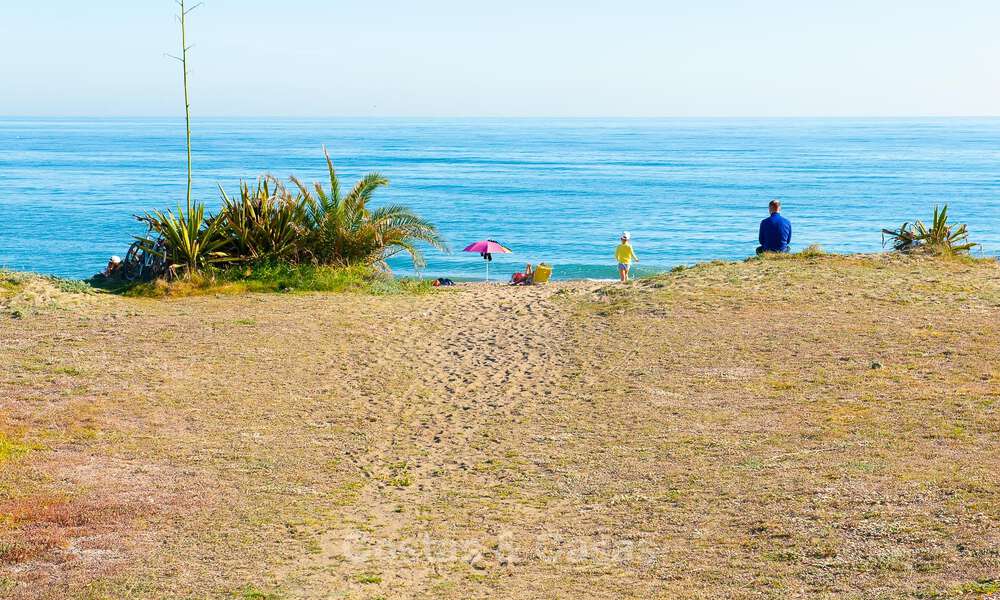 Villa méditerranéenne modernisée et prête à emménager à vendre à quelques mètres de la plage entre Marbella et Estepona 799750