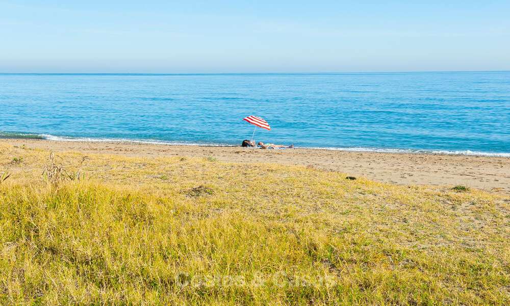 Villa méditerranéenne modernisée et prête à emménager à vendre à quelques mètres de la plage entre Marbella et Estepona 799751