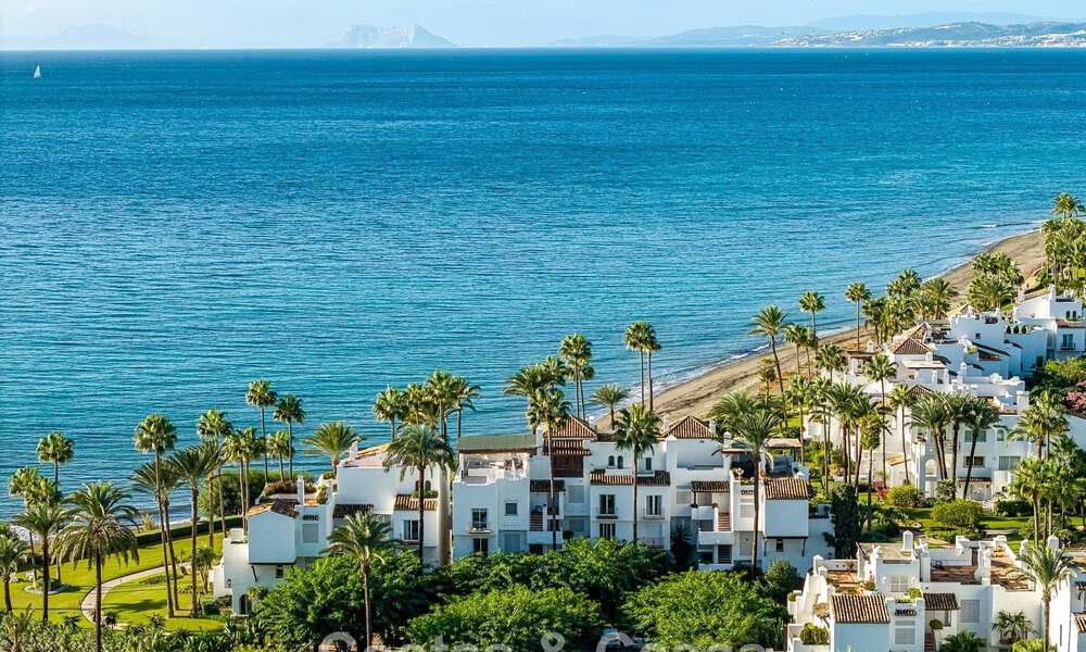 Appartement en première ligne de plage rénové avec vue mer directe à vendre sur la New Golden Mile, Estepona Est 799555