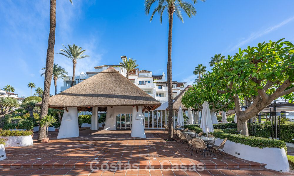 Appartement en première ligne de plage rénové avec vue mer directe à vendre sur la New Golden Mile, Estepona Est 799558