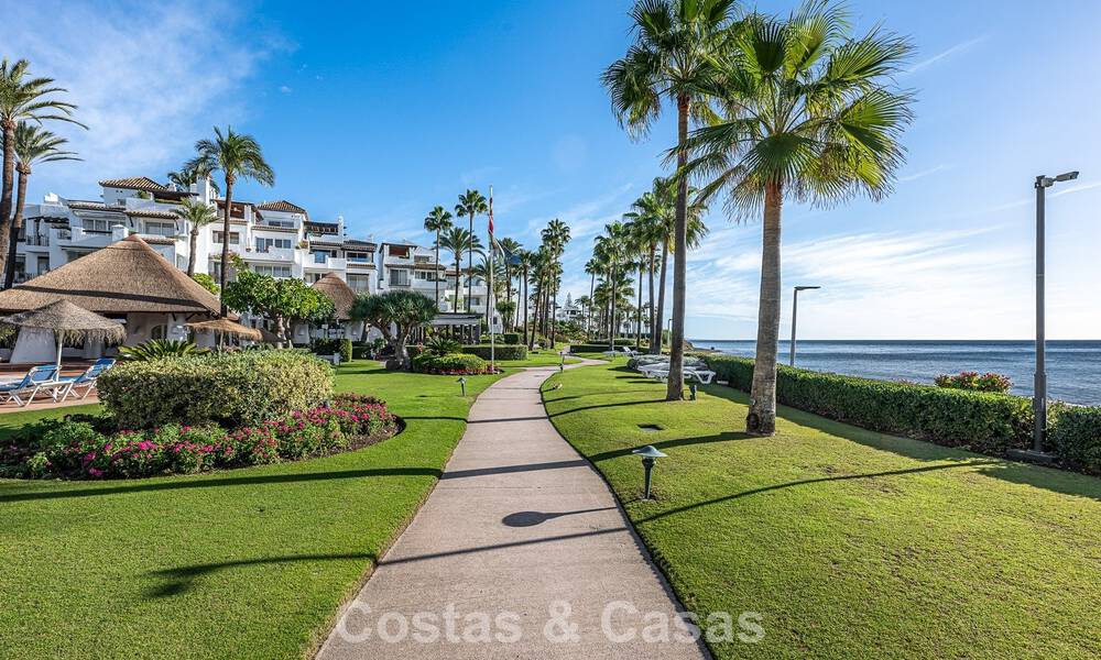 Appartement en première ligne de plage rénové avec vue mer directe à vendre sur la New Golden Mile, Estepona Est 799559