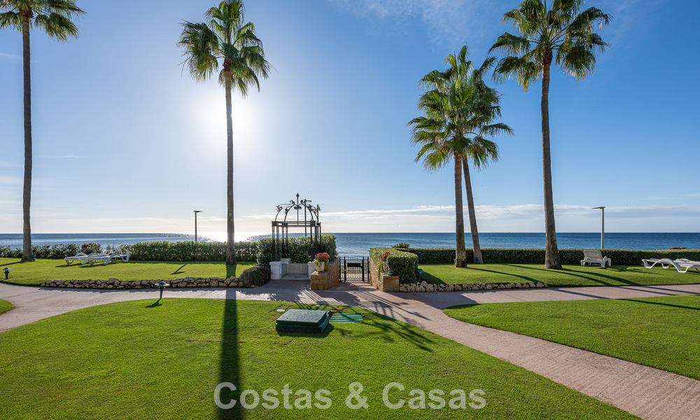 Appartement en première ligne de plage rénové avec vue mer directe à vendre sur la New Golden Mile, Estepona Est 799560