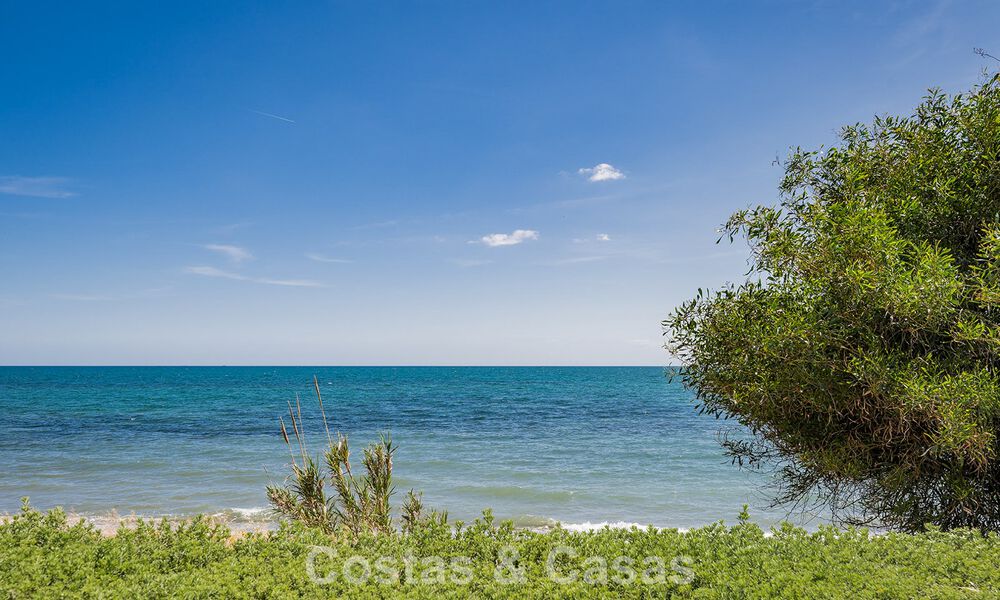 Appartement en première ligne de plage rénové avec vue mer directe à vendre sur la New Golden Mile, Estepona Est 799576