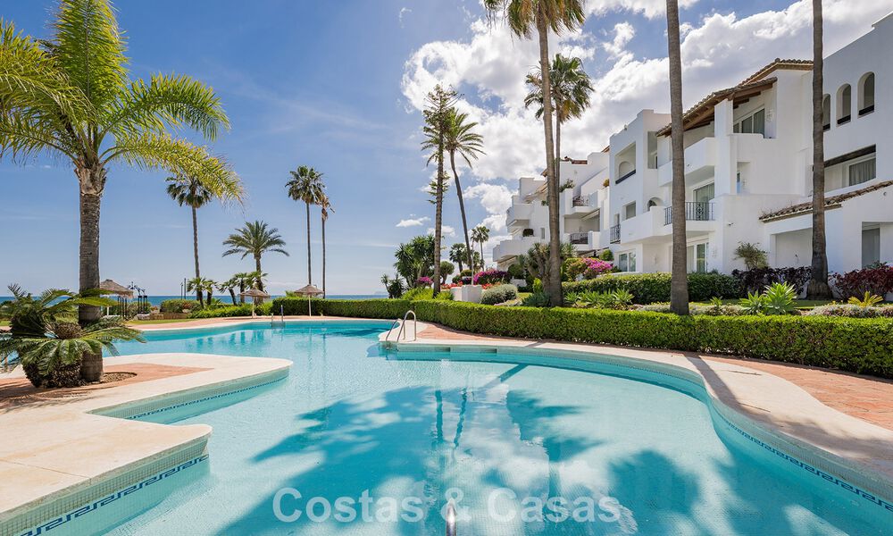 Appartement en première ligne de plage rénové avec vue mer directe à vendre sur la New Golden Mile, Estepona Est 799578