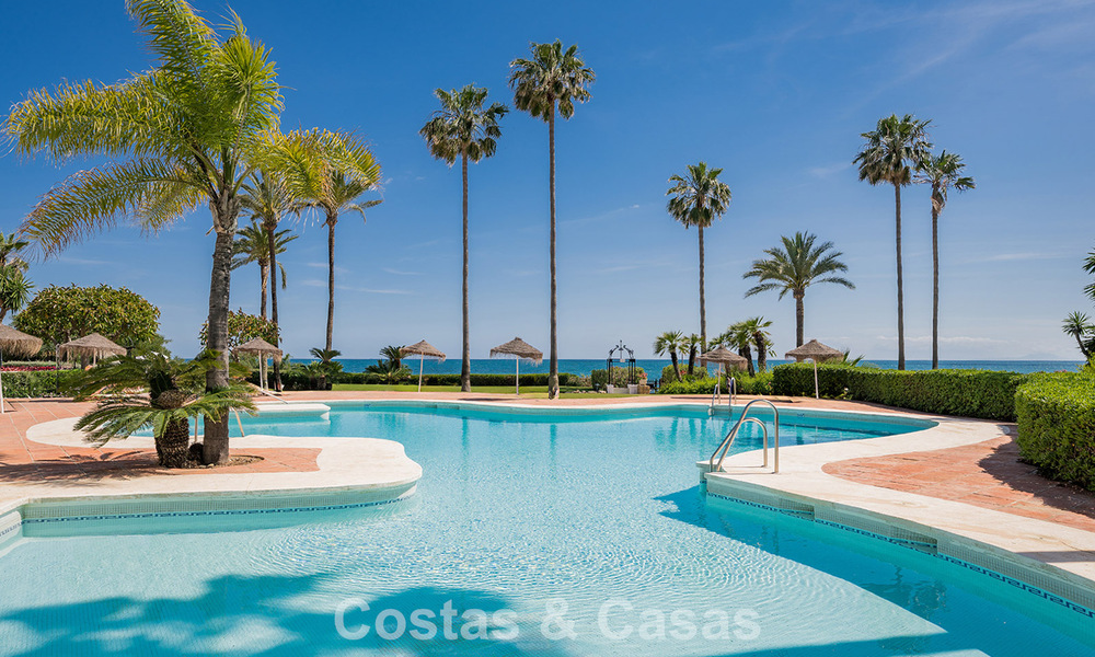Appartement en première ligne de plage rénové avec vue mer directe à vendre sur la New Golden Mile, Estepona Est 799579