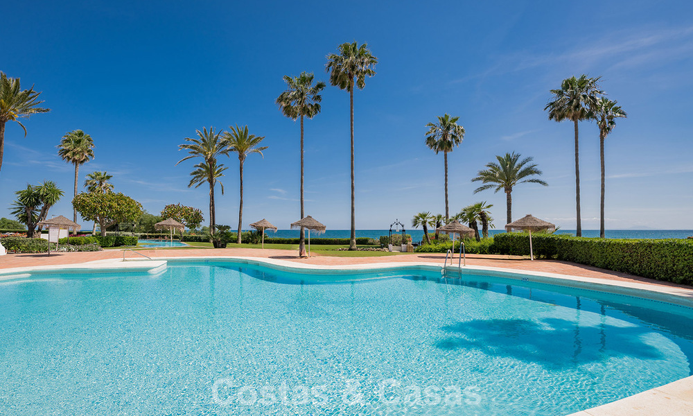 Appartement en première ligne de plage rénové avec vue mer directe à vendre sur la New Golden Mile, Estepona Est 799580