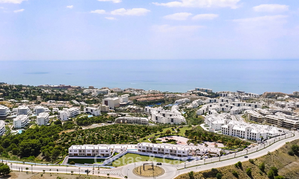 Maisons neuves avec vue sur la mer et les montagnes à vendre dans un complexe de style resort à Fuengirola, Costa del Sol 799595