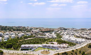 Maisons neuves avec vue sur la mer et les montagnes à vendre dans un complexe de style resort à Fuengirola, Costa del Sol 799595 